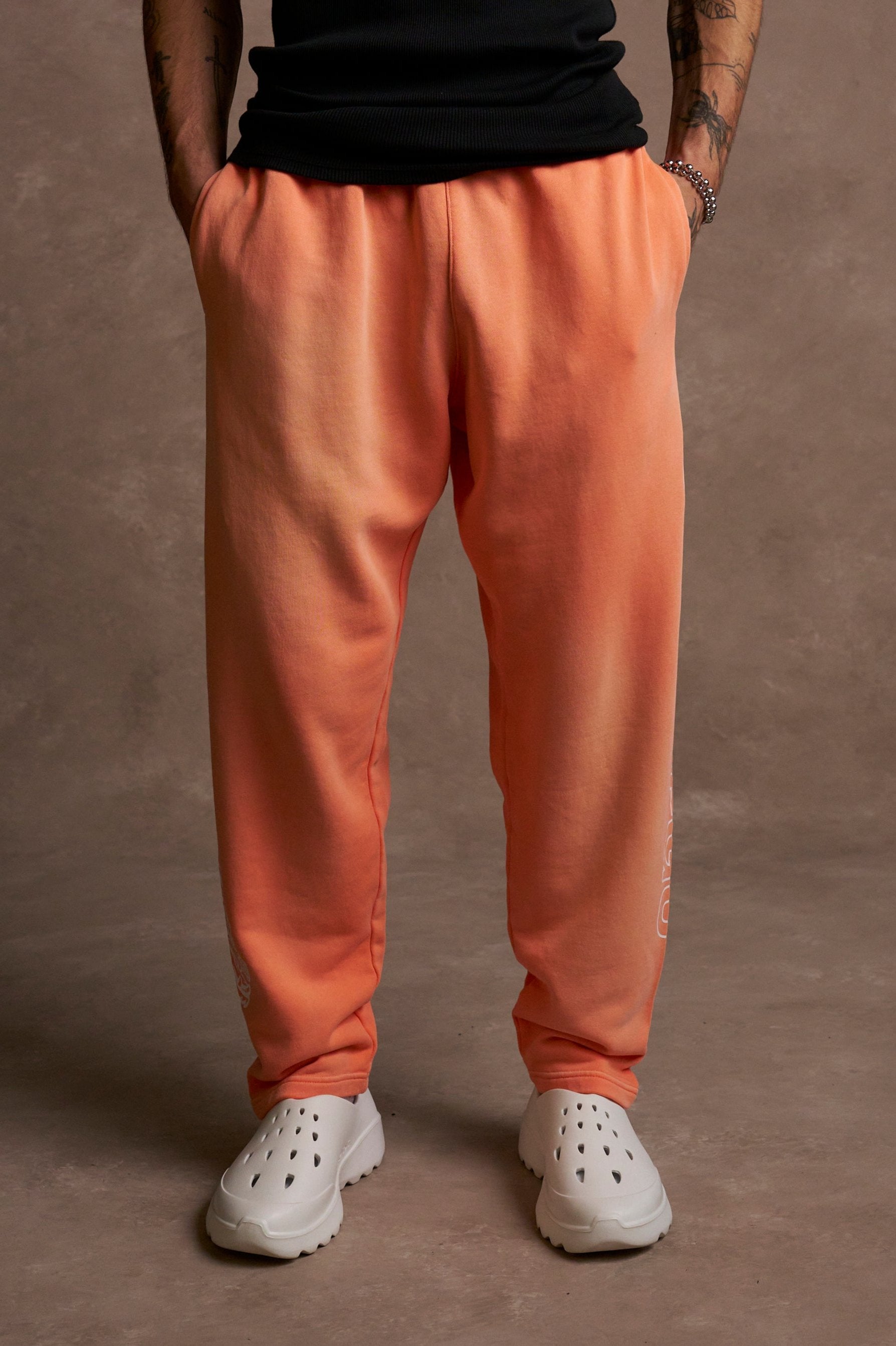 ☆韓国☆［MUCENT］BERMUDA SWEAT 7部 PANTS 2color Run Together Kumite V2 Sweat Pants in Neon Coral Sun Fade